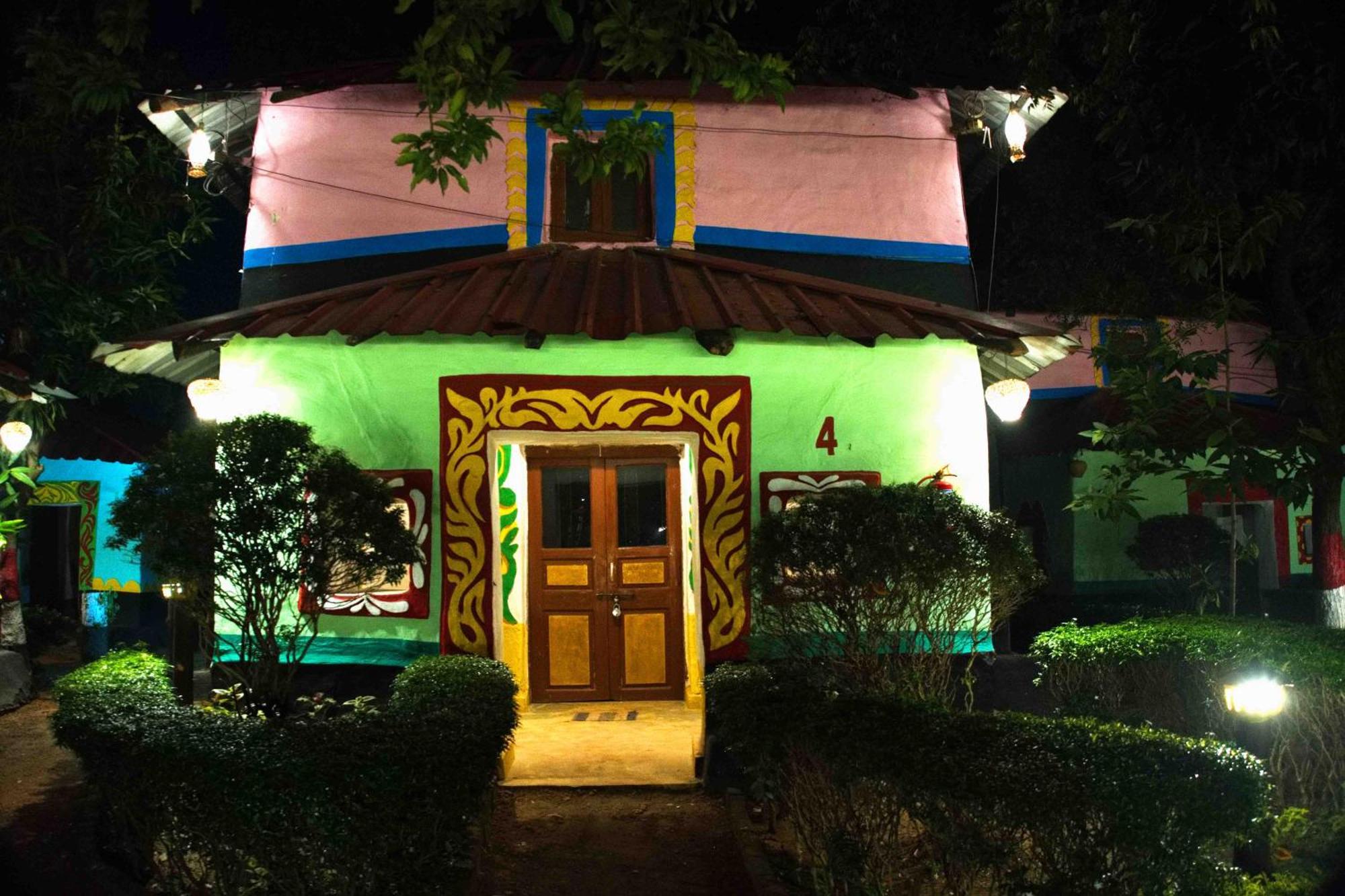 Отель Raktokorobi Karu Gram Sri Niketan Экстерьер фото
